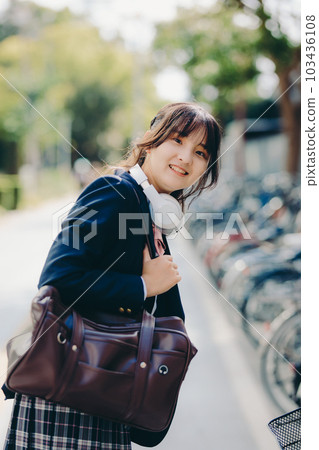 站在都市裡的女高中生 站在都市裡的女高中生 103436108