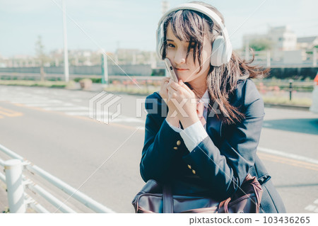 站在公共汽車站的女高中生 103436265