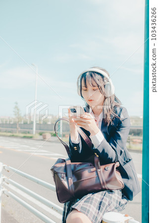 站在公共汽車站的女高中生 站在公共汽車站的女高中生 103436266