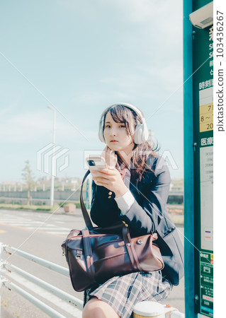 站在公共汽車站的女高中生 站在公共汽車站的女高中生 103436267