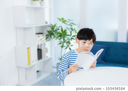 Elementary school boy in the living room 103436584