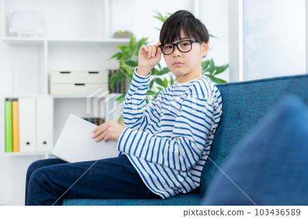 客廳裡的小學生 103436589