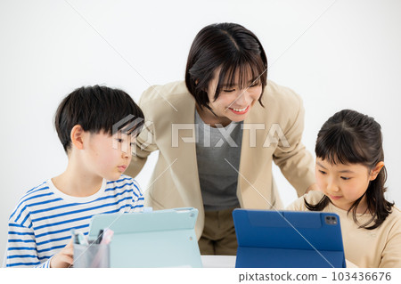 Elementary school students tablet learning 103436676