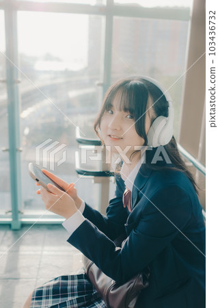 坐在長椅上的女高中生 坐在長椅上的女高中生 103436732