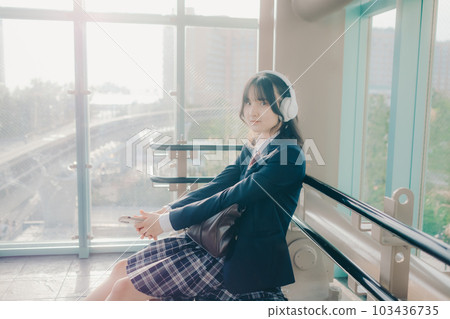 坐在長椅上的女高中生 103436735