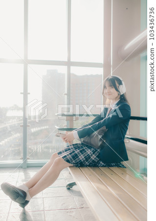 坐在長椅上的女高中生 103436736