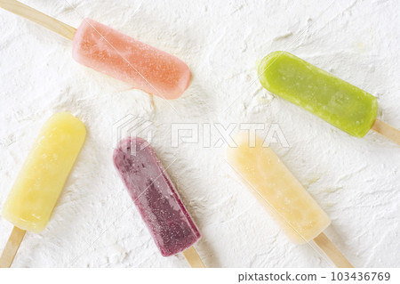 在白色背景材料上排列的冰棒 在白色背景材料上排列的冰棒 103436769