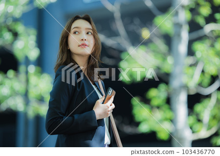 一個女人在戶外散步 一個女人在戶外散步 103436770