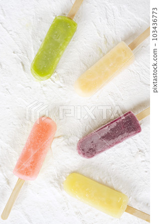 Popsicles arranged on a white background material 103436773