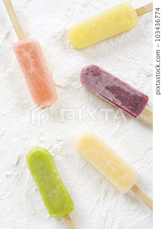 Popsicles arranged on a white background material Popsicles arranged on a white background material 103436774