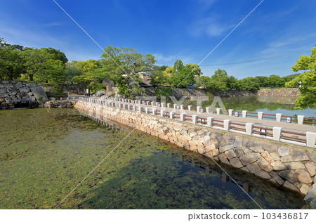 Guided bridge over the moat of Okayama Castle (Okayama City, Okayama Prefecture) Guided bridge over the moat of Okayama Castle (Okayama City, Okayama Prefecture) 103436817