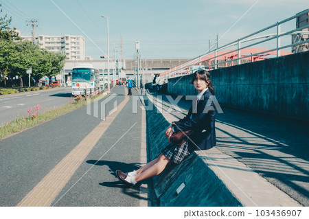 坐在學校的女孩 103436907