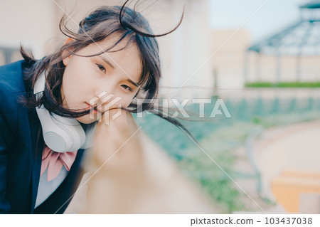 看照相機的女高中生 看照相機的女高中生 103437038