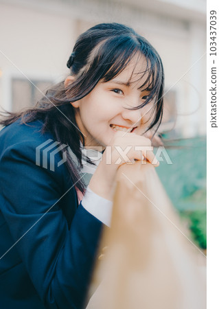 看照相機的女高中生 103437039