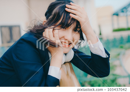 看照相機的女高中生 103437042