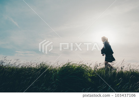 走沿銀行的女高中生 103437106