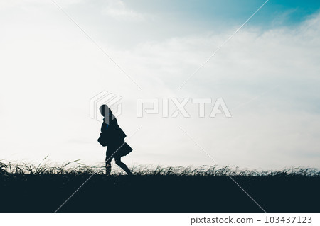 走沿銀行的剪影女高中生 走沿銀行的剪影女高中生 103437123