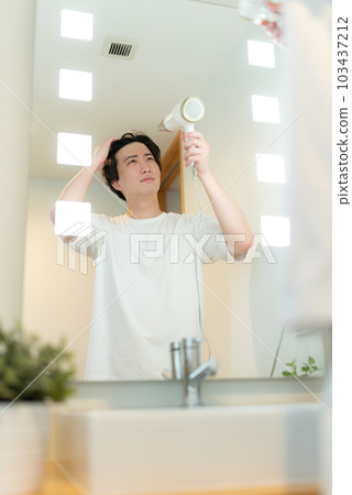 男性用吹風機吹乾頭髮 103437212
