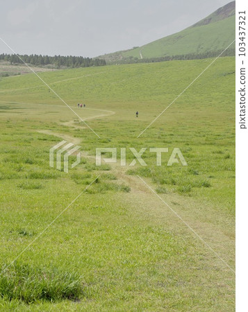 Aso Kusasenri 攀登霧島 Miyamakirishima 山頂 從山頂眺望絕景 103437321