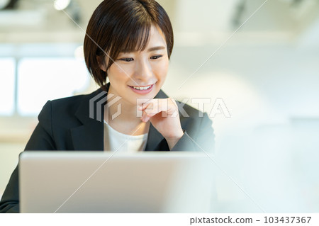 OL business woman doing desk work Photography cooperation: WEEK Shibadaimon (Sun Frontier Fudousan) 103437367
