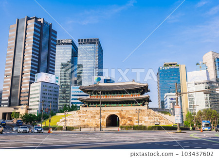 清晨的首爾南大門和世宗大路 103437602