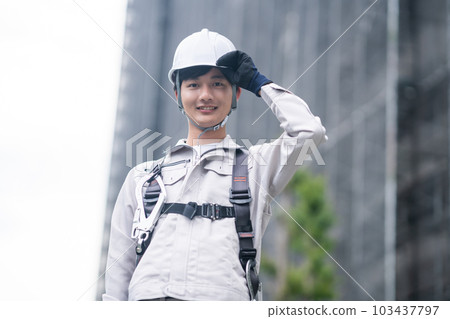 建築施工高空作業的青年工匠 103437797