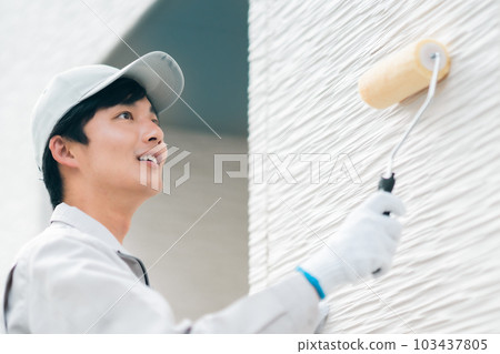 在外牆塗上塗層劑的年輕男性承包商 在外牆塗上塗層劑的年輕男性承包商 103437805