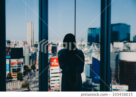 從大樓內向外看的剪影女大學生 103438015