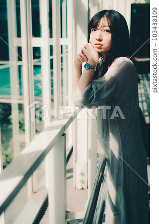 一個向外張望的女人 一個向外張望的女人 103438109