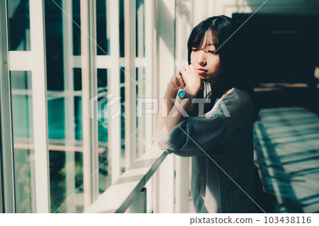 一個向外張望的女人 103438116
