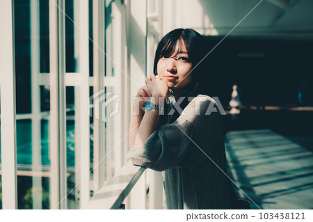 一個向外張望的女人 103438121