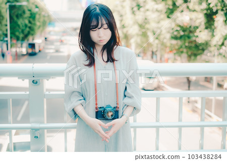 拿著膠卷相機的女人 103438284