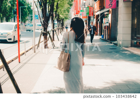 一個女人走在城市 103438642