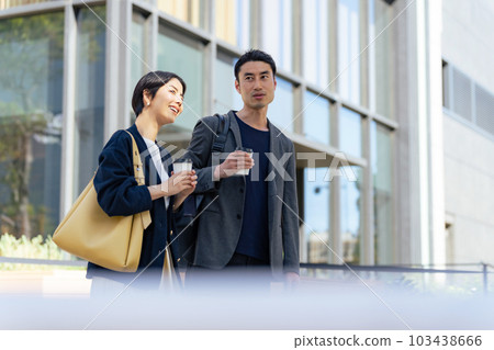 走在時尚都市的情侶 走在時尚都市的情侶 103438666