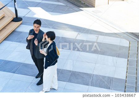 走在城市的夫婦 走在城市的夫婦 103438667