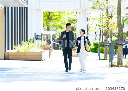 couple walking in the city couple walking in the city 103438670