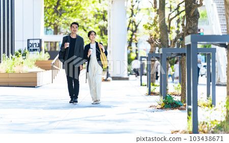 A couple walking in a fashionable city 103438671