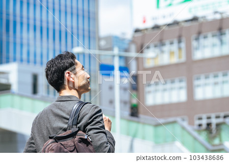 一個人在城市裡仰望天空 一個人在城市裡仰望天空 103438686