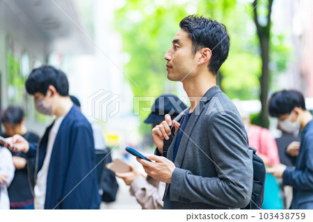 排隊等候的人 103438759