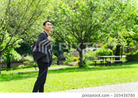 一個人在公園散步 103438780