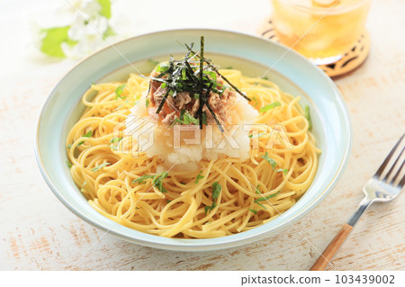 Refreshing taste, pasta with tuna and grated radish 103439002