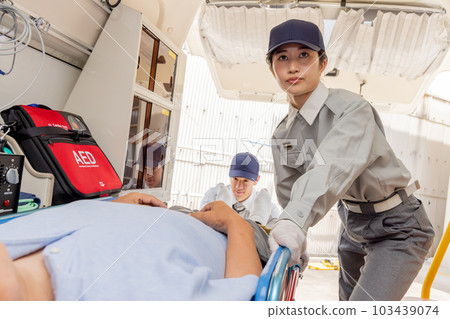 急救人員的救護車形象 急救人員的救護車形象 103439074