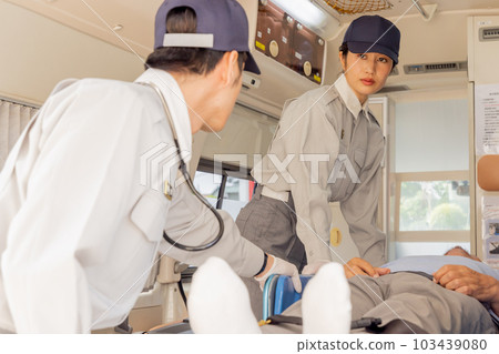 急救人員的救護車形象 103439080
