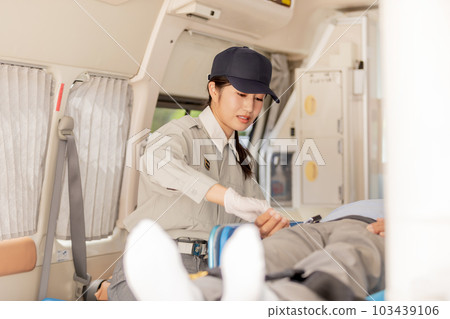 醫護人員在救護車上檢查脈搏 103439106