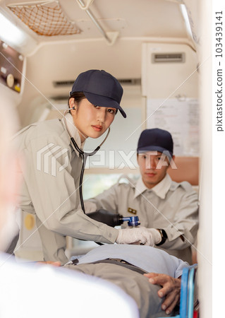 使用聽診器的救護車工作人員的圖像 使用聽診器的救護車工作人員的圖像 103439141