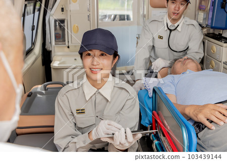 Paramedics listening to the patient's condition 103439144