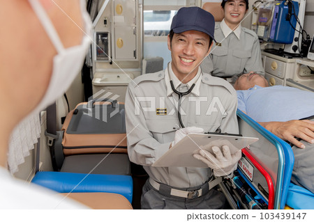 醫護人員傾聽患者病情 醫護人員傾聽患者病情 103439147