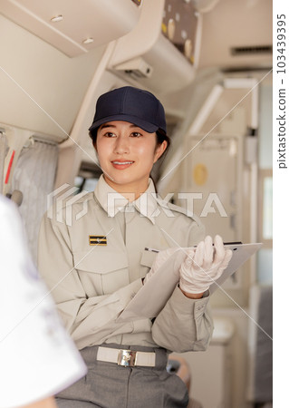 醫護人員將患者的病情告知親屬 醫護人員將患者的病情告知親屬 103439395