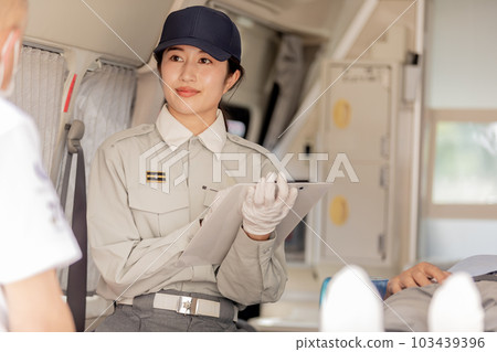醫護人員告訴來電者病人的情況 醫護人員告訴來電者病人的情況 103439396