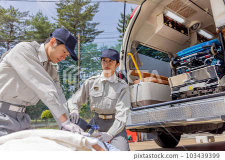 做心臟按摩的醫護人員 做心臟按摩的醫護人員 103439399